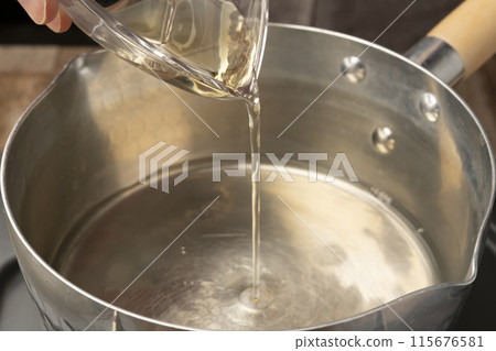 用調味料製作炸麵山椒 115676581