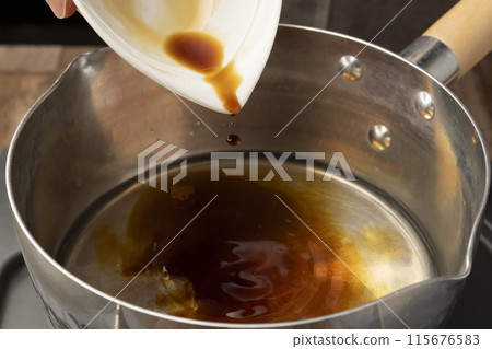 Making Chirimen Sansho (dried Japanese pepper) and seasoning 115676583