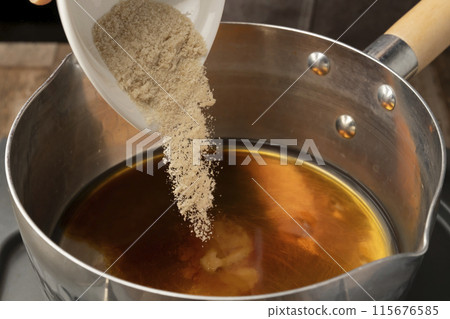 用調味料製作炸麵山椒 115676585