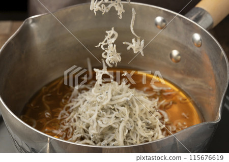 製作chirimen sansho並煮沸 115676619