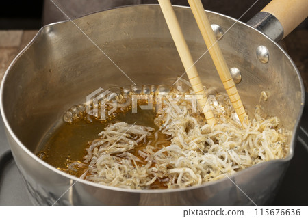 將Chirimen Sansho煮沸混合 將Chirimen Sansho煮沸混合 115676636