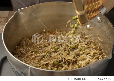 將Chirimen Sansho煮沸混合 115676640