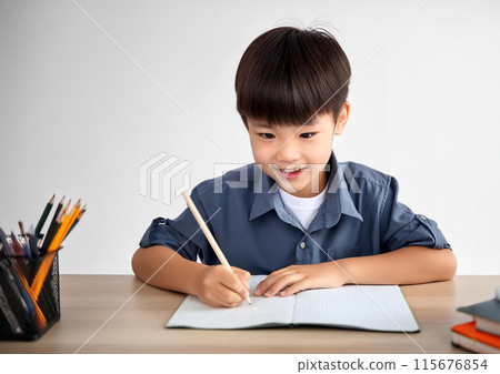 一個男孩在客廳裡學習 115676854