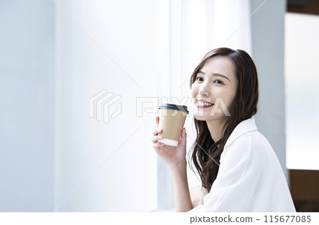 靠窗喝咖啡的年輕女人 115677085