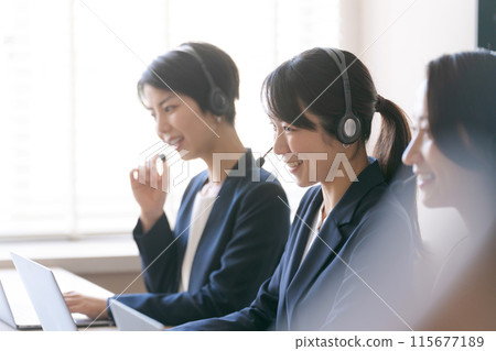 在呼叫中心工作的女接線生 在呼叫中心工作的女接線生 115677189