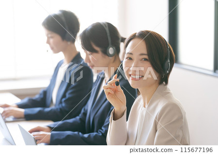 在呼叫中心工作的女接線生 在呼叫中心工作的女接線生 115677196