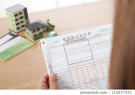 一位女士正在查看遺產稅申報表 一位女士正在查看遺產稅申報表 115677431