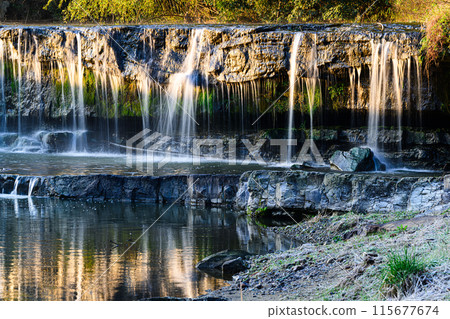 黑色瀑布 115677674