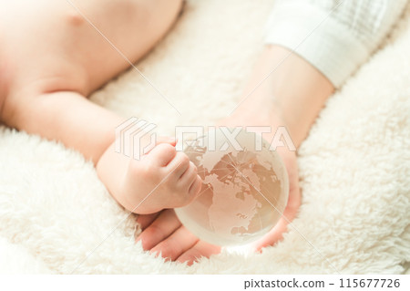 手抱著嬰兒和地球 手抱著嬰兒和地球 115677726
