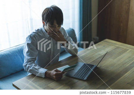 男人看到存摺 115677839