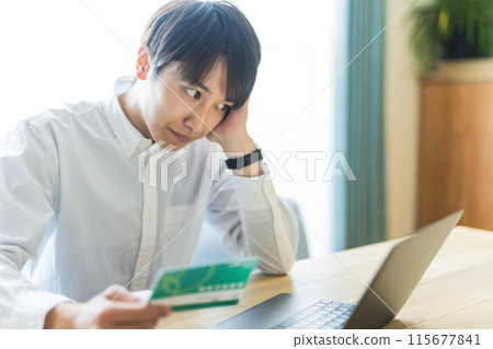 男人看到存摺 115677841
