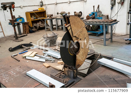 Division of equipment and small industrial tools 115677909