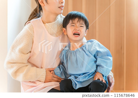 在保育園/幼兒園/托兒所/托兒所經常呻吟或哭泣的幼兒園男孩（禁行期、哭泣、自私） 115678646