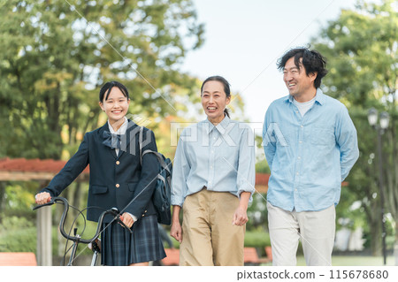 國高中生及家長在公園散步（接送、女兒、家長3人） 115678680