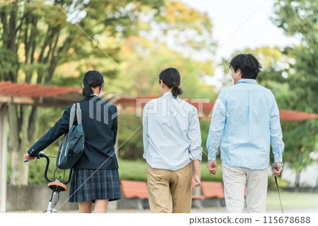 Family of junior and senior high school students and their parents walking in the park (3 people, daughter, parents) 115678688
