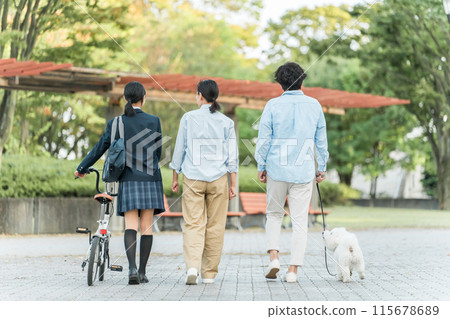 Family of junior high and high school students and their parents walking in the park (dog, pet, daughter, parents, 3 people) 115678689