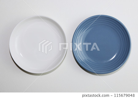 White and blue plate 115679048