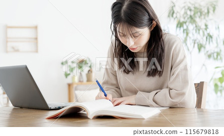 在家學習資格的婦女 115679818