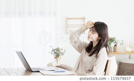 在電腦上工作時感到頭痛的女性 115679837