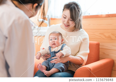 嬰兒健康檢查、嬰兒疫苗注射、定期檢查、產後護理婦產科、新生兒科、醫生、醫生、女醫生 115679848
