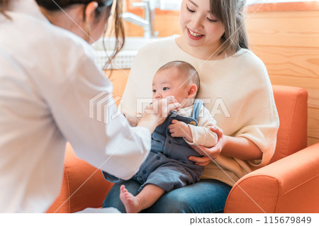 嬰兒健康檢查、嬰兒疫苗注射、定期檢查、產後護理婦產科、新生兒科、醫生、醫生、女醫生 嬰兒健康檢查、嬰兒疫苗注射、定期檢查、產後護理婦產科、新生兒科、醫生、醫生、女醫生 115679849