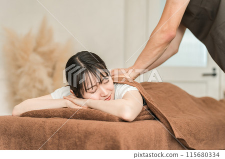 到脊椎按摩診所、整骨診所和按摩診所就診的女性和脊椎按摩師/治療師 115680334