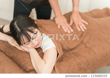 Women and chiropractors/therapists attending chiropractic clinics, osteopathic clinics, and massage clinics 115680335