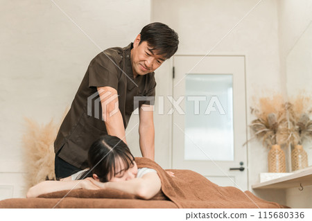 Women and chiropractors/therapists attending chiropractic clinics, osteopathic clinics, and massage clinics Women and chiropractors/therapists attending chiropractic clinics, osteopathic clinics, and massage clinics 115680336