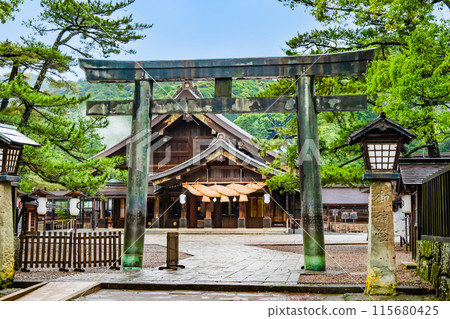 Izumo Taisha Shrine: Copper Torii and worship hall 115680425