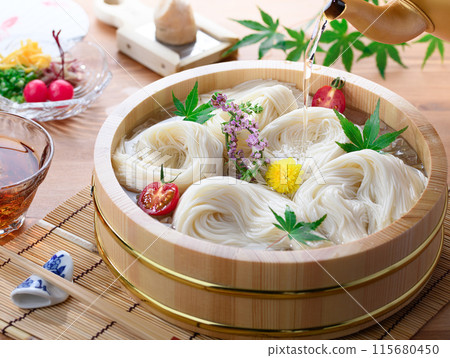 夏季掛麵盆中掛麵的形象 夏季掛麵盆中掛麵的形象 115680450