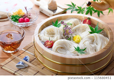 夏季掛麵盆中掛麵的形象 夏季掛麵盆中掛麵的形象 115680451