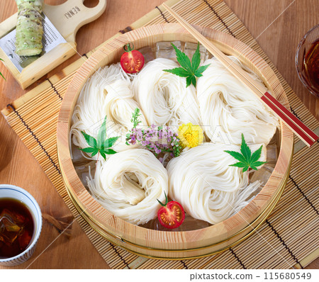 夏季掛麵盆中掛面的圖像（俯視圖） 115680549