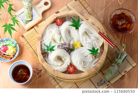 夏季掛麵盆中掛面的圖像（俯視圖） 115680550