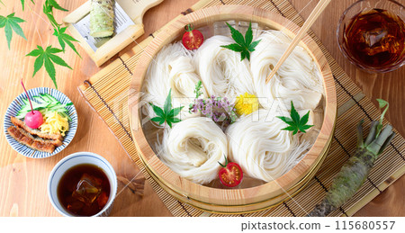 夏季掛麵盆中掛面的圖像（俯視圖） 115680557