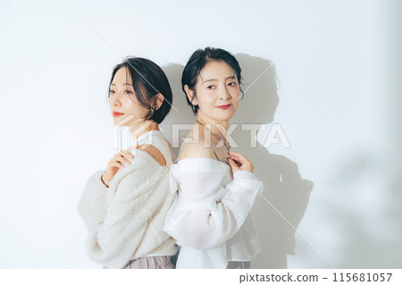 時尚中年女性的時尚肖像、保養、化妝品 115681057