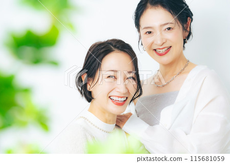 兩個微笑的中年婦女,美容,護膚,時尚 兩個微笑的中年婦女,美容,護膚,時尚 115681059