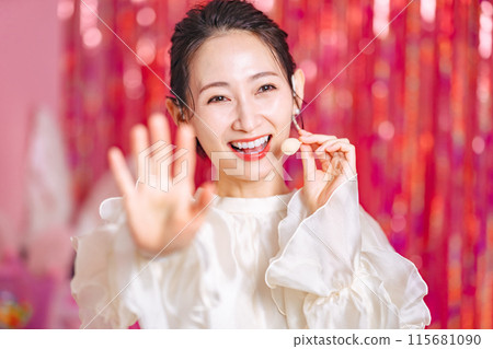Woman wearing head microphone and waving, idol, actress, stage Woman wearing head microphone and waving, idol, actress, stage 115681090