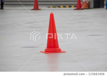 紅色錐體放置在地面上 紅色錐體放置在地面上 115681408