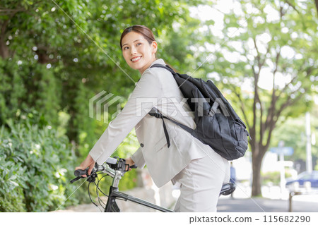 女商人自行車通勤形象 115682290
