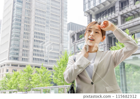 用手帕擦汗的女商人 用手帕擦汗的女商人 115682312