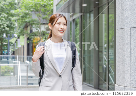 Business woman commuting with a backpack 115682339