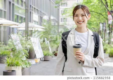 背著背包上下班的女商人 115682358