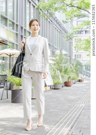 Women Business Commuting Business Women Business Commuting Business 115682365