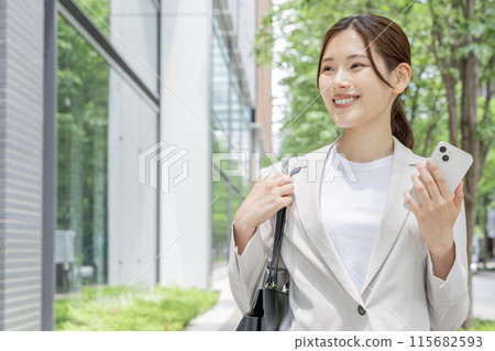 Young woman searching on her smartphone 115682593