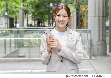 Young woman searching on her smartphone 115682609