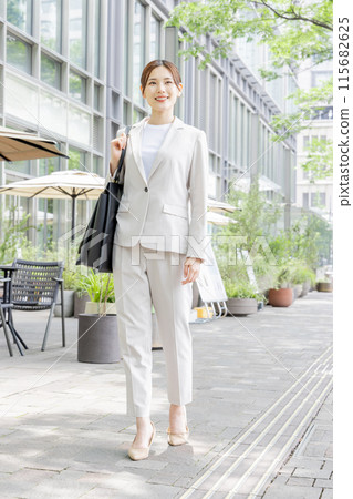 Women Business Commuting Business 115682625