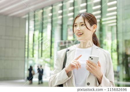 年輕女子在智慧型手機上搜索 年輕女子在智慧型手機上搜索 115682696