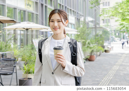 背著背包上下班的女商人 115683054