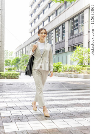 Businesswoman walking on a pedestrian crossing 115683063