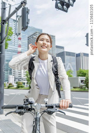 Commuting woman bicycle 115683105